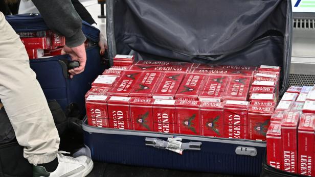 FLUGHAFEN WIEN: 170.000 ZIGARETTEN IN ELF KOFFERN SICHERGESTELLT