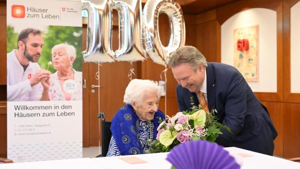 Der Bürgermeister brachte eine Punschtorte und Blumen.