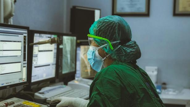 Krankenschwester blickt auf Bildschirme