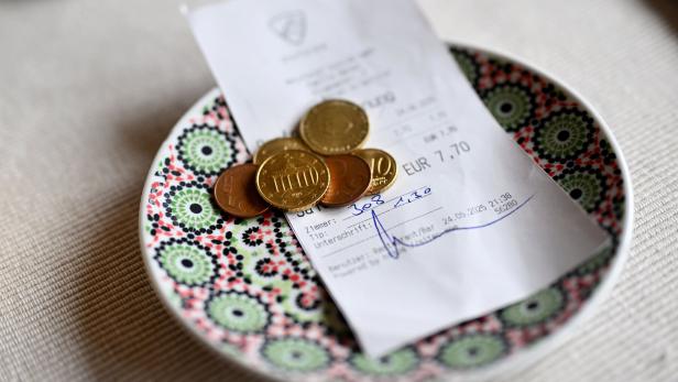 ++ THEMENBILD ++ TRINKGELD / GELD / TIP / ENTLOHNEN / BEZAHLEN / DIENSTLEISTUNG / GASTRONOMIE / TOURISMUS / HOTELLERIE =