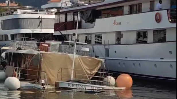 Schiff sinkt in der Hafenstadt Split