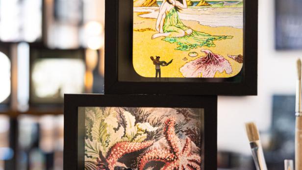 Zwei Dioramen der Manufaktur Winkler & Zink, eines mit einer Strandszene, das andere mit einem Unterwassermotiv.