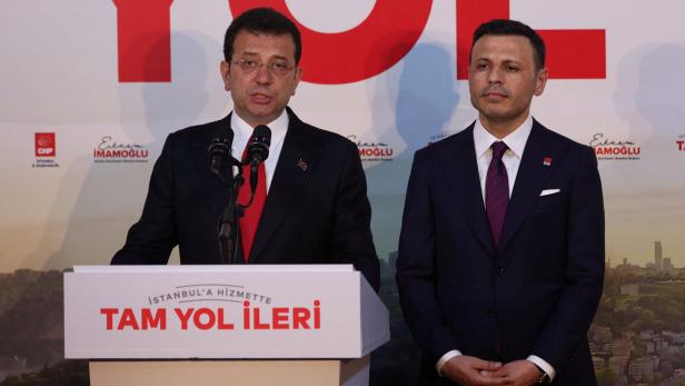 Istanbuls Bürgermeister Ekrem Imamoglu (links) und der Regionalvorsitzenden der führenden Oppositionspartei CHP, Özgür Celik (rechts)