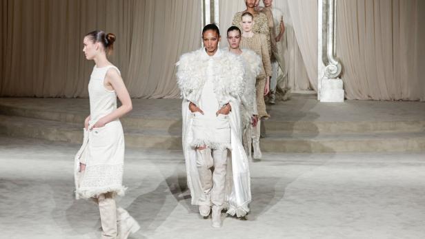 Models präsentieren die Chanel Haute Couture Herbst/Winter Kollektion 2025/2026.