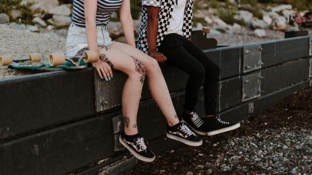 Mann und Frau sitzen auf einer Mauer