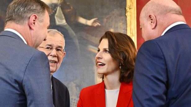 ANGELOBUNG VON SALZBURGS LANDESHAUPTFRAU EDTSTADLER DURCH BUNDESPRÄSIDENT VAN DER BELLEN