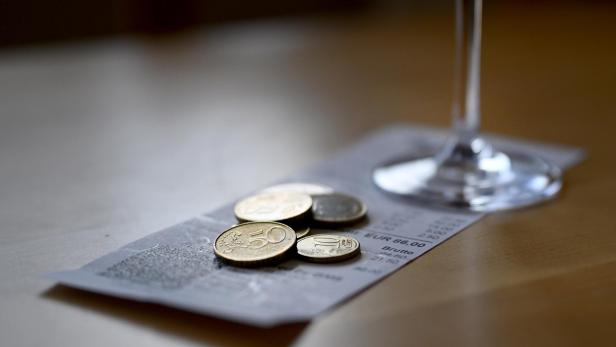 ++ THEMENBILD ++ TRINKGELD / GELD / ENTLOHNEN / BEZAHLEN / DIENSTLEISTUNG / GASTRONOMIE / TOURISMUS / HOTELLERIE