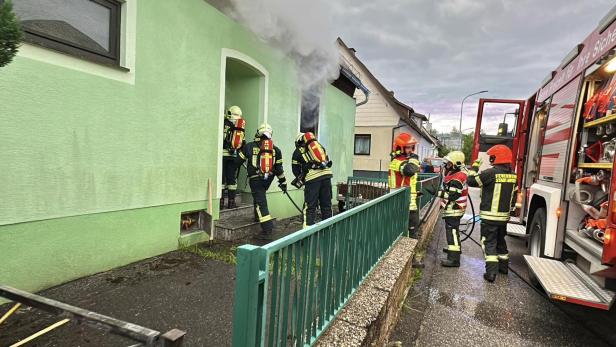 Feuerwehr Gmünd löscht grünes Gebäude.