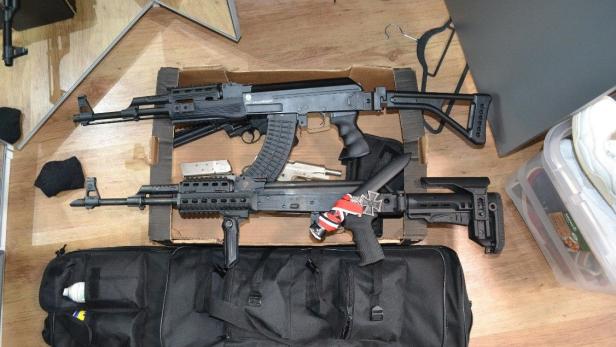 Mehrere Waffen auf einem Tisch
