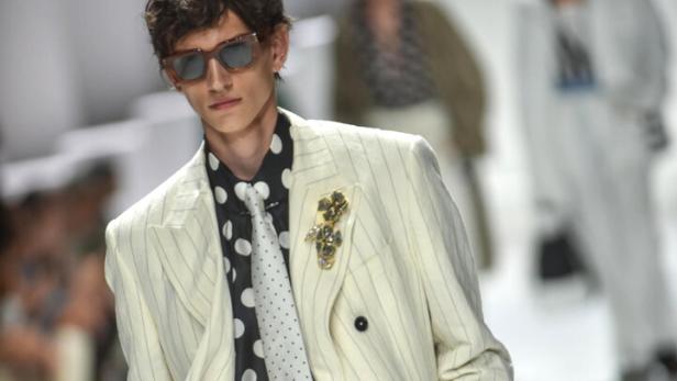 Ein Model auf dem Laufsteg in einem gestreiften Anzug von Dolce & Gabbana, Mailand Fashion Week SS 2026.