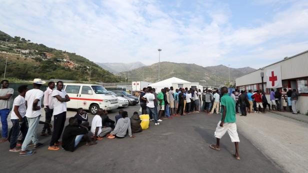 Flüchtlinge stehen vor einer Hilfsstelle bei Ventimiglia Schlange