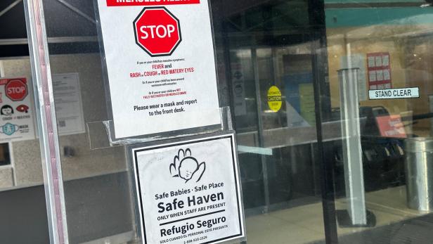 Das Bild zeigt den Eingang zu einem kindermedizinischen Zentrum in New York mit einem Warnschild vor Masernsymptomen
