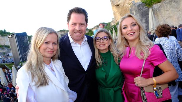 Der künstlerische Leiter Daniel Serafin mit den Moderatorinnen Claudia Reiterer und Christa Kummer und Geigerin Lidia Baich