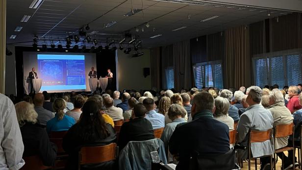 Der Saal des Kulturhauses war bis auf den letzten Platz besetzt.