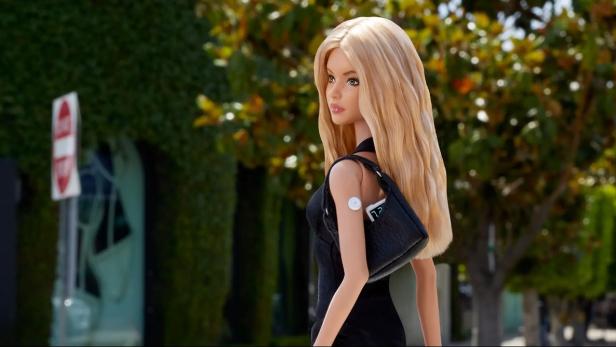 Eine Barbie mit Insulinpumpe.