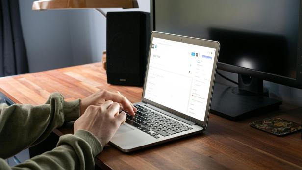 Mann am Laptop
