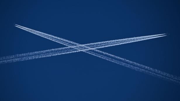 Flugzeuge am blauen Himmel Flugzeuge am blauen Himmel