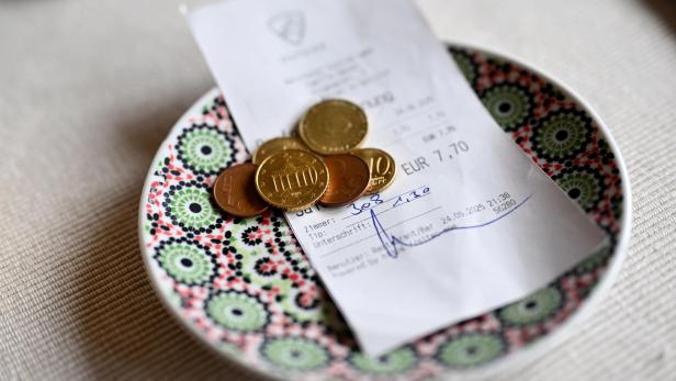 ++ THEMENBILD ++ TRINKGELD / GELD / TIP / ENTLOHNEN / BEZAHLEN / DIENSTLEISTUNG / GASTRONOMIE / TOURISMUS / HOTELLERIE =