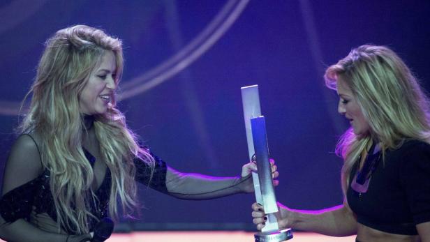 Colombian singer Shakira presents German singer Fi