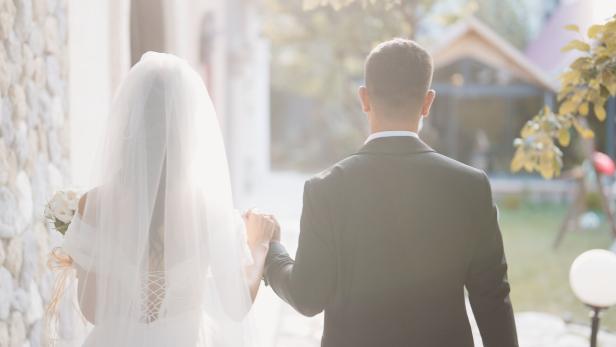 Paar bei der Hochzeit von hinten.