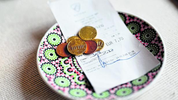 ++ THEMENBILD ++ TRINKGELD / GELD / TIP / ENTLOHNEN / BEZAHLEN / DIENSTLEISTUNG / GASTRONOMIE / TOURISMUS / HOTELLERIE =