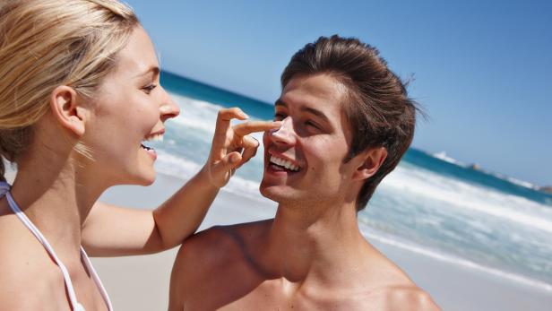 Liebe ist, ihn mit Sonnencreme zu schützen.