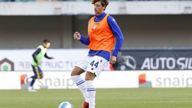 Ein Fußballspieler von Lazio Rom beim Aufwärmen vor dem Spiel gegen Hellas Verona.