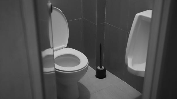 Toilette Schwarzweiß-Foto einer Toilette mit Klobürste