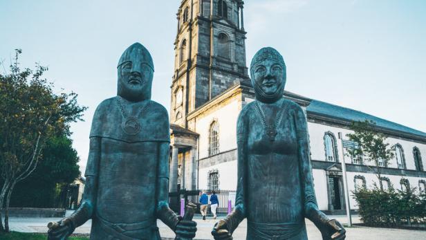2,4 Meter hohe Bronzefiguren vor der Kathedrale von Waterford im Südosten Irlands: Strongbow heiratet Aoife – ihre Drachenbrosche zeigt ihr Wikingererbe. 2,4 Meter hohe Bronzefiguren vor der Kathedrale von Waterford im Südosten Irlands: Strongbow heiratet Aoife – ihre Drachenbrosche zeigt ihr Wikingererbe.