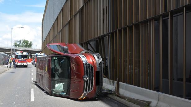 Autounfall Wien Fahrzeug gekippt