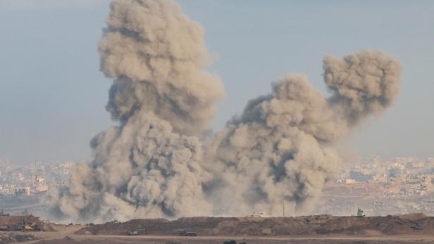 Israel carries out airstrikes on northern Gaza Israel setzte seine Angriffe im Gazastreifen mit großer Intensität fort. Seit Samstagmorgen sollen mindestens 129 Palästinenser bei israelischen Angriffen getötet worden sein, berichtete die palästinensische Nachrichtenagentur WAFA.