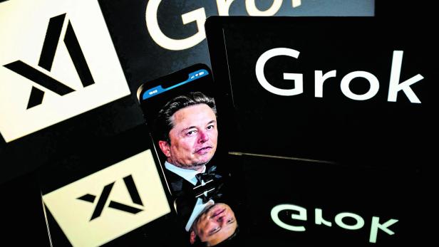 ein Foto von Elon Musk umgeben von den Logos von xAI und Grok