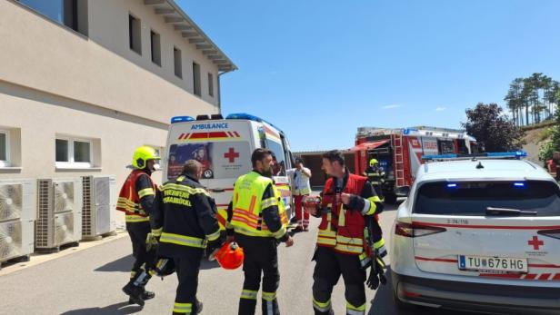 Einstatzkräfte bei Explosion einer Werkstatt in Bad Fischau