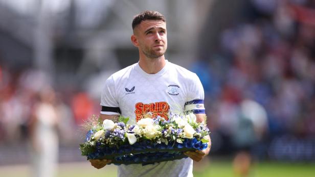 Ein Fußballspieler von Preston North End trägt einen Kranz vor einem Freundschaftsspiel gegen Liverpool.