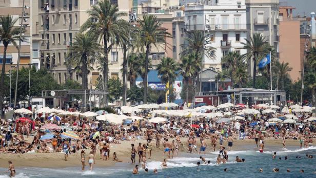 Touristenschwemme am Barceloneta Beach