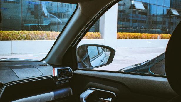 Hitze-Tipp: Mit diesem Trick wird es im Auto rasch kühl. Innenraum eines Autos inklusive Windschutzscheibe und Fenster.