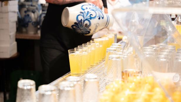 Apfelwein wirdDer Apfelwein wird aus dem Bembel in die gerippten Gläser gefüllt.