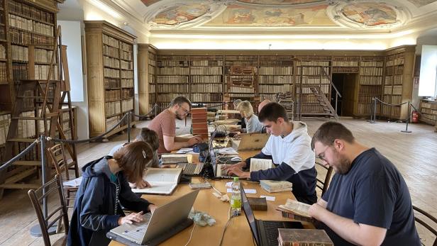 Stift Lambach: Bibliothek wird von Studenten sortiert, 2022