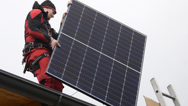 ++ THEMENBILD ++ KLIMAKRISE: PHOTOVOLTAIK / SOLAR - MONTAGE EINER SOLARANLAGE ++ THEMENBILD ++ KLIMAKRISE: PHOTOVOLTAIK / SOLAR - MONTAGE EINER SOLARANLAGE