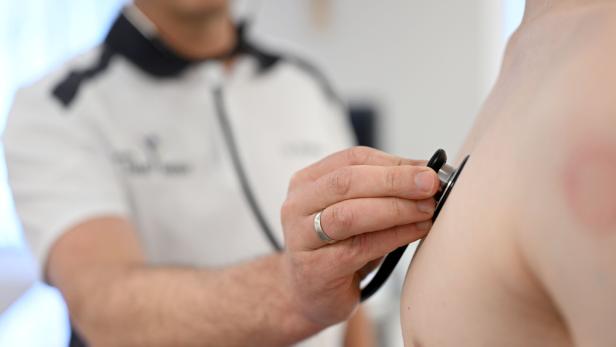 ++ THEMENBILD ++ ARZT / ÄRZTE / KRANKHEIT / GESUNDHEIT / MEDIZIN / UNTERSUCHUNG / ÜBERWEISUNG / DIAGNOSE / BEHANDLUNG / PATIENTEN / ÖGK