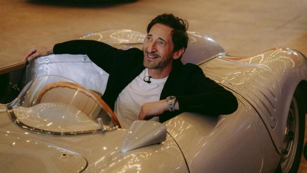 Adrien Brody in einen Porsche-Klassiker