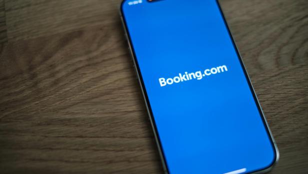 Booking.com poppt auf Handybildschirm auf