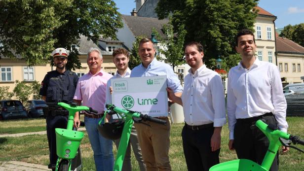 Bezirksinspektor Michael Floth, Stadtrat Karl Schmid-Wilches, Gemeinderat Matthias Glöckl, Bürgermeister Christoph Kaufmann, sowie und Francis Rivera, Operations Manager, und Theo Koch, Senior Manager Public Policy von Lime, bei der Präsentation des neuen E-Bike- und E-Scooter-Verleihs auf dem Rathausplatz von Klosterneuburg.