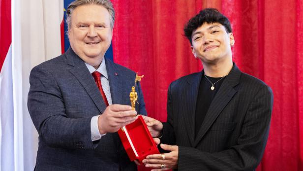 ÜBERREICHUNG "GOLDENER RATHAUSMANN" AN ESC-GEWINNER JJ: LUDWIG/JJ