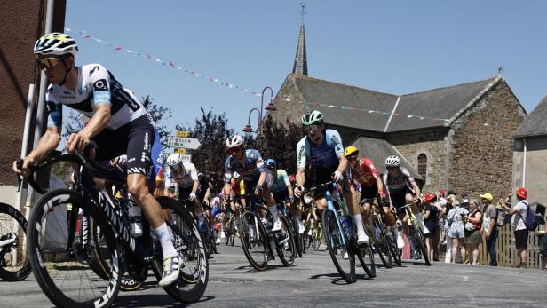 Felix Gall (in der Bildmitte) bei der Tour de France 2025.