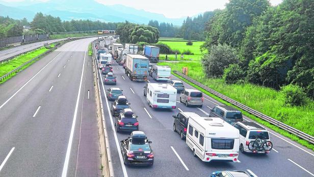++ THEMENBILD ++ PFINGSTREISEVERKEHR: 40 KILOMETER STAU IN SALZBURG