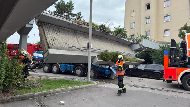 Brücke in Linz auf Lkw gestürzt: Schwerverletzte außer Lebensgefahr