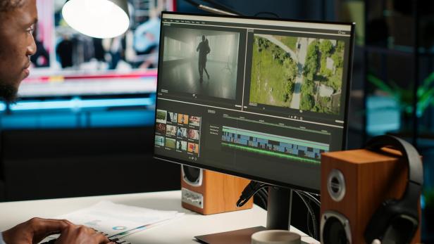 Auf dem Bildschirm eines Computers ist ein Video-Editing-Programm geöffnet.