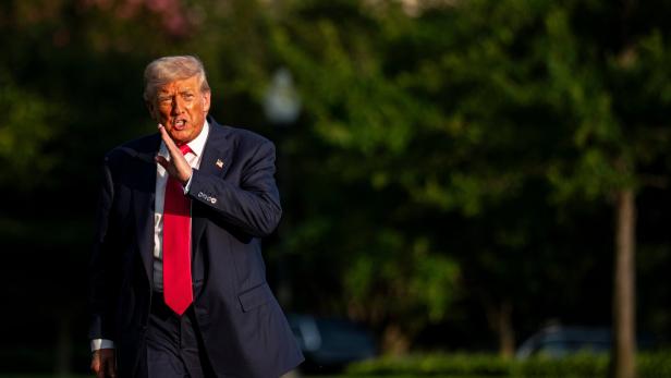 US-Präsident Trump wirbt mit 92 Milliarden Dollar in KI und Energie, um die Wettbewerbsfähigkeit der USA zu steigern.