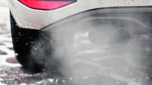 Aus dem Auspuff eines Autos strömt Rauch.